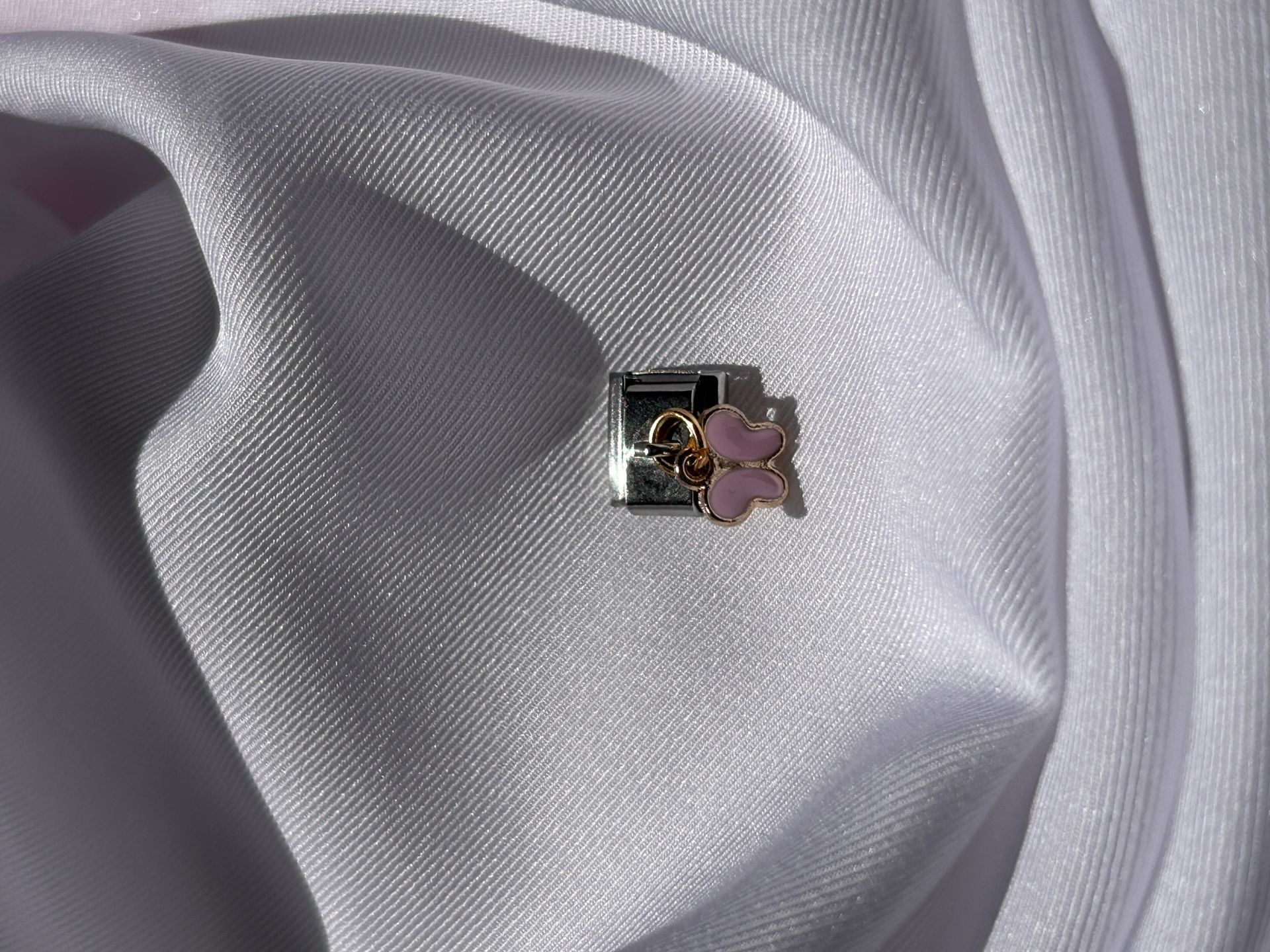 Sallantılı Minimal Pembe Kelebek